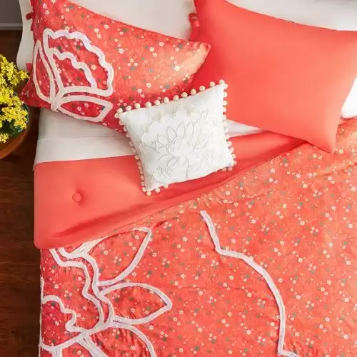 The Pioneer Woman Coral Polyester Tufted 4-Piece Full/Queen Comforter Set